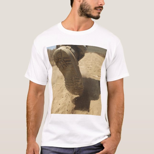 Ein US-Soldat läuft auf einem schmutzigen Pfad T-Shirt (Vorderseite)