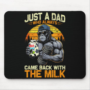 Ein Vater, der mit dem Milchgorilla Papa A zurückg Mousepad