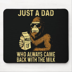 Ein Vater, der mit der Milch lustiger Bigfoot zurü Mousepad