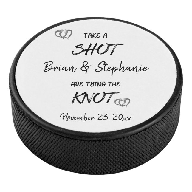 Ein Verlobtes Paar, das den Knoten nach Maß bindet Eishockey Puck (3/4)