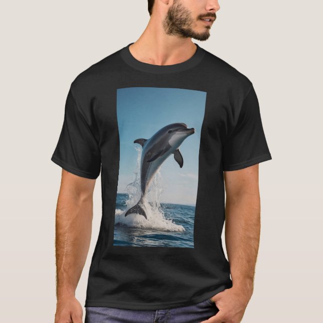 Ein verspielter Delphin, der aus dem Wasser spring T-Shirt (Vorderseite)