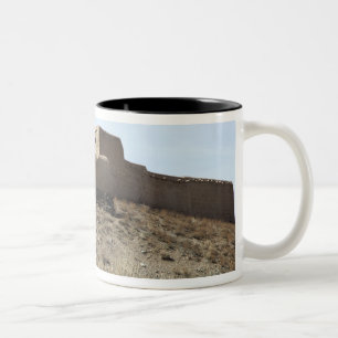 Ein verstärktes Mittel im Dorf von Akbar KH Zweifarbige Tasse