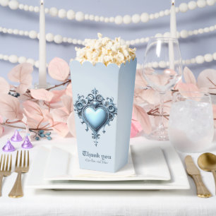 Ein verzierter, hellblauer Bogen mit Blumenakzente Geschenkschachtel
