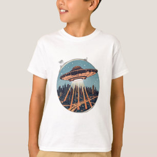 Ein Vintages Raumschiff, das über eine Stadt schwe T-Shirt