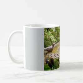 Ein Vogel in der bath-Tasse Kaffeetasse
