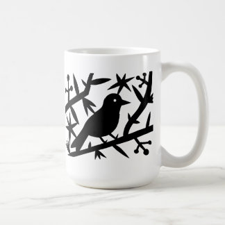 Ein Vogel in einem Baum denkend an einen Wurm Kaffeetasse