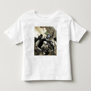 Ein völlig zusammengebauter Flug-Crewsturzhelm Kleinkind T-shirt