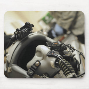 Ein völlig zusammengebauter Flug-Crewsturzhelm Mousepad