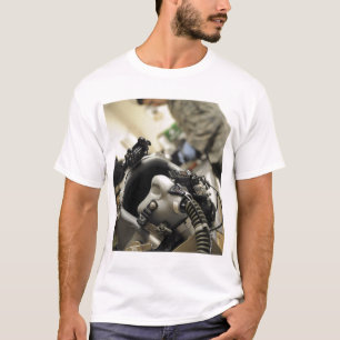 Ein völlig zusammengebauter Flug-Crewsturzhelm T-Shirt