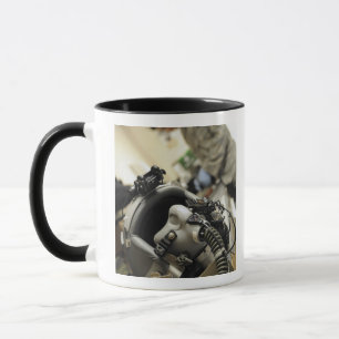 Ein völlig zusammengebauter Flug-Crewsturzhelm Tasse