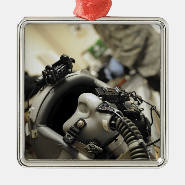 Ein vollständig montierter Helm für die Crew Silbernes Ornament (Vorne)