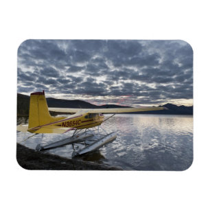 Ein Wasserflugzeug im malerischen Takahula-See Magnet