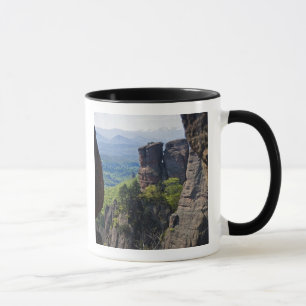 Ein Weg während der Belogradchik Schloss-Ruinen Tasse