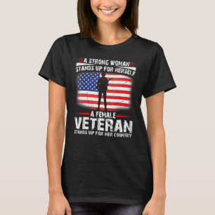 Ein weiblicher Veteran steht für ihr Land T-Shirt