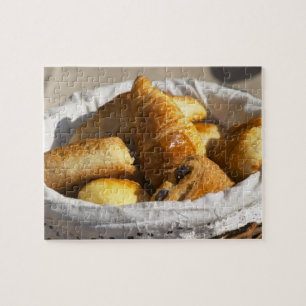 Ein Weidenkörbchen mit Croissants und