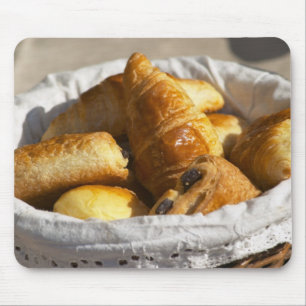 Ein Weidenkörbchen mit Croissants und Mousepad