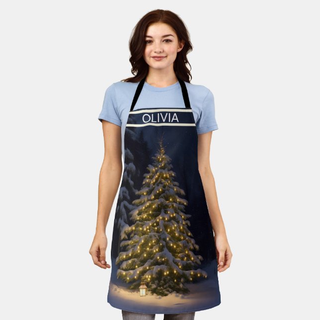 ein Weihnachtsbaum wird in einem schneebedeckten W Schürze (Getragen)
