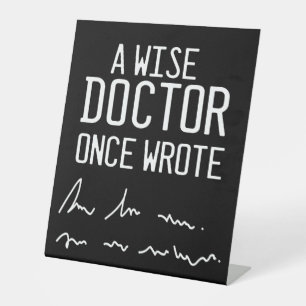 Ein weiser Arzt schrieb einmal - Funny Doctor Spri Sockelschild
