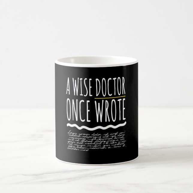 Ein weiser Doktor schrieb einmal Funny Kaffeetasse (Mittel)