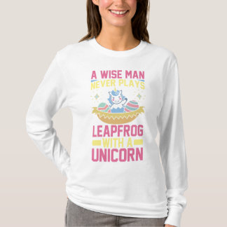Ein weiser Mann spielt nie mit einem Einhorn des L T-Shirt