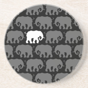 Ein weißer Elefant in einer Herde Getränkeuntersetzer