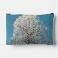 Ein weißer Wildbaum gegen wolkenlosen blauen Himme
