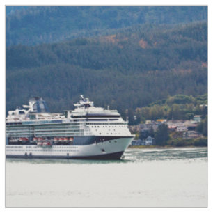 Ein weißes Kreuzschiff Stoff