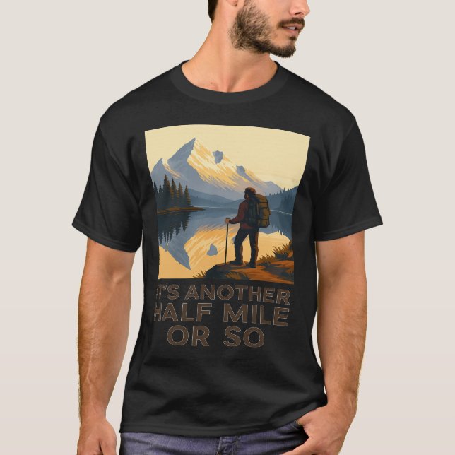 Ein weiterer halber Kilometer Wanderer Berg Rucksa T-Shirt (Vorderseite)