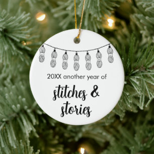 Ein weiteres Jahr Stiche und Geschichten Weihnacht Keramik Ornament