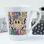 Ein wenig dramatisches, lustiges Groovy-Sprichwort Milchtasse<br><div class="desc">Ein wenig dramatische lustige Groovy Sprichwort Typografie Tee Kaffee Latte Tasse zeigt den Text "Ein wenig Dramatisch" in der modernen Typografie auf einem rosa Schachbrett Hintergrund mit grooven Blume,  leuchtenden Schrauben und ein lächelndes Gesicht. Von Evco Studio entworfen www.zazzle.com/store/evcostudio</div>
