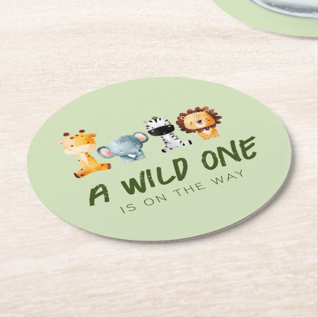 Ein wilder ist unterwegs mit Safari Baby Dusche Runder Pappuntersetzer (Angewinkelt)