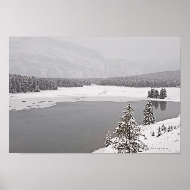 Ein winterlicher Bergsee im Banff Nationalpark Poster (Vorne)