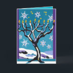 Ein winterliches Chanukka Feiertagskarte<br><div class="desc">Chanukka fällt häufig in Winter, gerade da die ersten Schneeflocken leicht durch den Himmel fallen. Leute beleuchten die Chanukka-Lampe durch ein Fenster, mit Blick auf den Nachtzeithimmel. Diese Karte zeigt eine Chanukka-Lampe, geformt wie ein schneebedecktes, sichverzweigte der Baum, gesetzt vor einem Fenster. Hinter der Lampe ist eine winterliche Szene mit...</div>