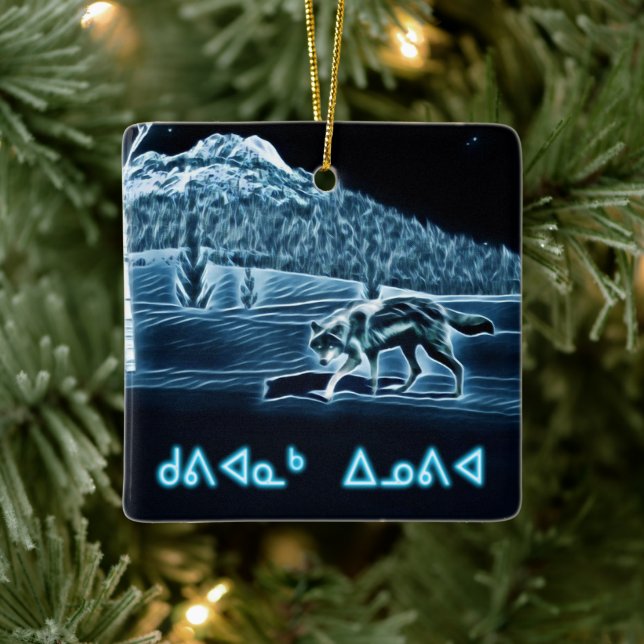Ein Wolf auf Schnee - Kuvianak Innovia Keramikornament (Baum)