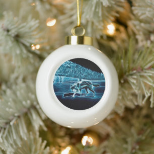 Ein Wolf im Schnee Keramik Kugel-Ornament
