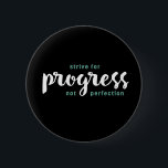 Ein Wort, das den Fortschritt inspirierend Zitat Button<br><div class="desc">Streben nach Fortschritt nicht Perfektion. Inspiration und motivierend Zitat- und Sprichwort-Design mit positiver Botschaft und Lebensmotto. Coole Typografie Kunstartikel für diejenigen, die nach einem Wort suchen, das Ihre Einstellung und Ihr gutes Leben bestimmt. Ideal für diejenigen, die lustige sarkastische Zitat, witzigen Spaß, sassy Haltung und Sarkasmus Liebe. Großartiges Weihnachtsgeschenk und...</div>