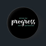 Ein Wort, das den Fortschritt inspirierend Zitat Button<br><div class="desc">Streben nach Fortschritt nicht Perfektion. Inspiration und motivierend Zitat- und Sprichwort-Design mit positiver Botschaft und Lebensmotto. Coole Typografie Kunstartikel für diejenigen, die nach einem Wort suchen, das Ihre Einstellung und Ihr gutes Leben bestimmt. Ideal für diejenigen, die lustige sarkastische Zitat, witzigen Spaß, sassy Haltung und Sarkasmus Liebe. Großartiges Weihnachtsgeschenk und...</div>