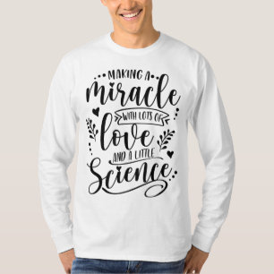 Ein Wunder mit Liebe und Wissenschaft IVF Mama Tri T-Shirt