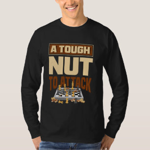 Ein zäher Nuss zum Angriff auf den Schach-Spaß T-Shirt