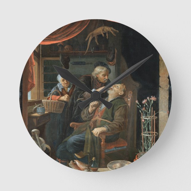 Ein Zahnarzt, der den Zahn eines alten Mannes Runde Wanduhr (Vorderseite)