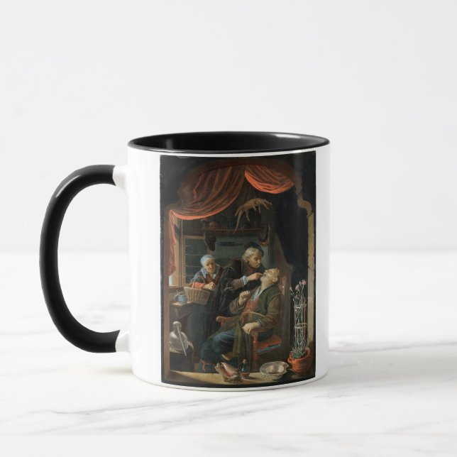 Ein Zahnarzt, der den Zahn eines alten Mannes Tasse (Links)