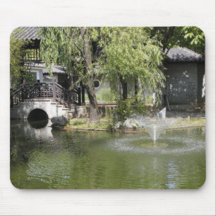 Ein zauberhafter Brunnen in einem chinesischen Gar Mousepad
