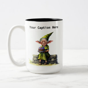 Ein zerzauster Elf, der einen leckeren Kuchen hält Zweifarbige Tasse