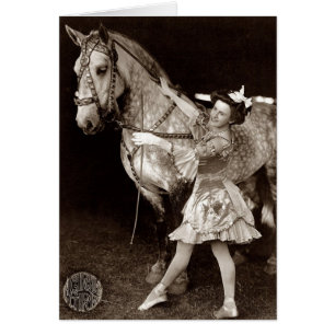 Ein Zirkus-Mädchen und Pferd