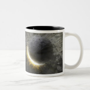 Ein Zusammenstoß zwischen enormen Gegenständen i Zweifarbige Tasse