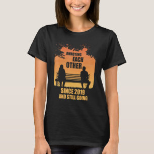 einander seit 2019 betrügen und immer noch Sun geh T-Shirt