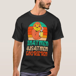 Einatmen Ausatmen Ignoriere Faultier mit Kaffeetas T-Shirt