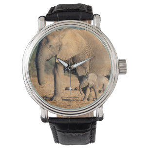 Eine afrikanische Elefantenmutter und ein Kalb unt Armbanduhr