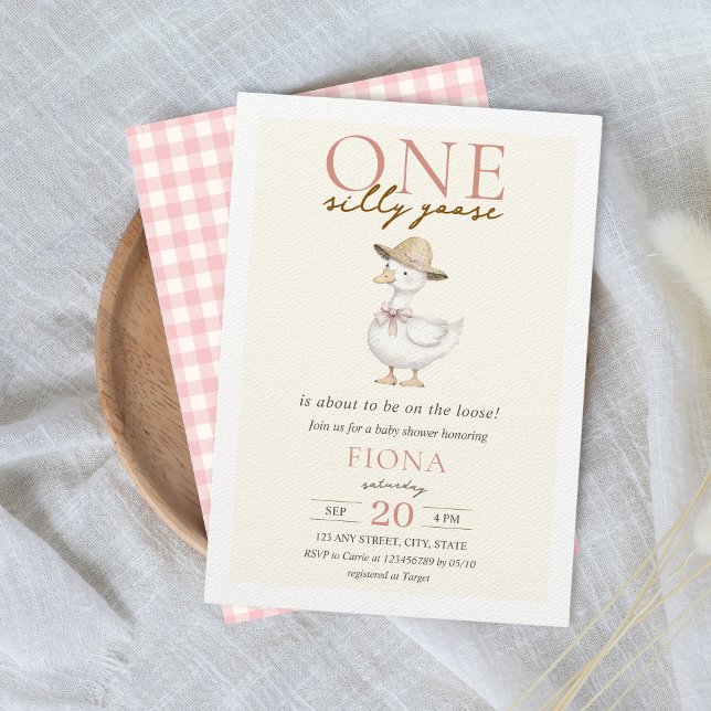 Eine Alberne Gänsepink Gingham Girl Baby Dusche Einladung (One Silly Goose is about to be on the loose baby shower theme girl pink gingham Aesthetic Farm)