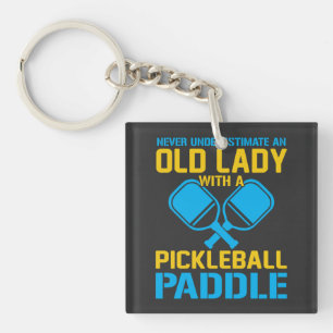 Eine alte Dame mit einem Pickleball-Paddel untersc Schlüsselanhänger